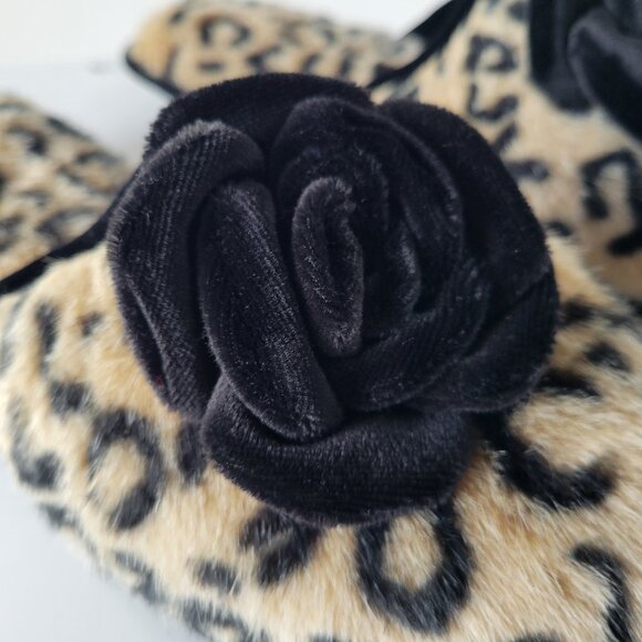 Women’s Cheetah Slippers w/black Flower Decoration (Size: Large 9-10) - Picture 2 of 9
